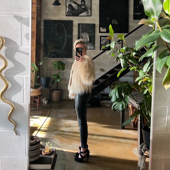 Cropped faux fur cream coloured jacket - Picture 2 of 5